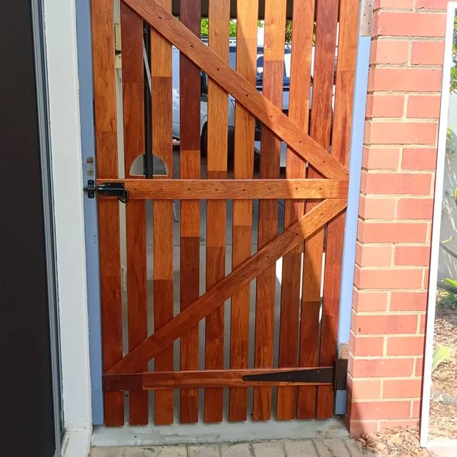 Timber side gate